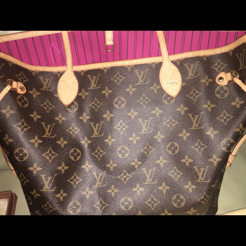 Authentic Louis Vuitton medium Never full Tote